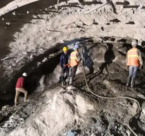 大名隧道拱顶带模注浆料，微膨胀注浆料的特点及施工工艺